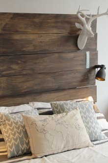 Σκανδιναβικό ξύλινο κεφαλάρι για κρεβάτι στο υπνοδωμάτιο