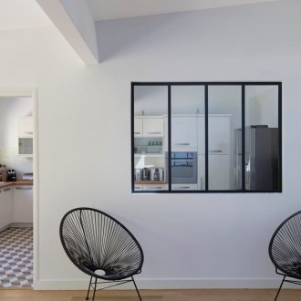 Το διαμέρισμα μεταξύ της κουζίνας και του καθιστικού με το στυλ του μινιμαλισμού