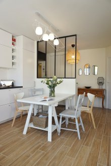 Το διαμέρισμα μεταξύ της κουζίνας και του καθιστικού είναι μονόχρωμο