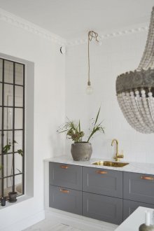 Διαχωρισμός μεταξύ της κουζίνας και του καθιστικού με παράθυρο