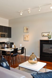 Διαχωρισμός μεταξύ της κουζίνας και του καθιστικού με φωτισμό