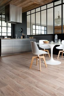 Διαχωρισμός μεταξύ της κουζίνας και του καθιστικού με γυάλινα πλαίσια