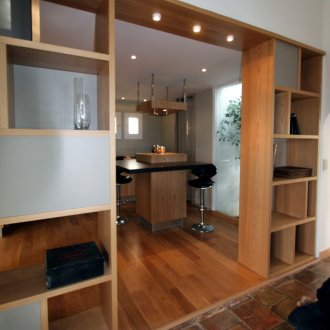 Διαχωρισμός μεταξύ της κουζίνας και του καθιστικού με ράφια