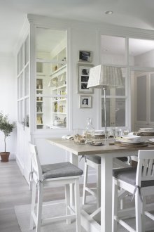 Διαχωρισμός μεταξύ της κουζίνας και του καθιστικού σε στυλ provence