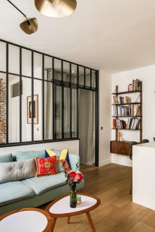 Ο χώρος ανάμεσα στην κουζίνα και το σαλόνι είναι διαφανής