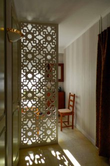 Το διαμέρισμα είναι σκαλιστό ανάμεσα στην κουζίνα και το σαλόνι