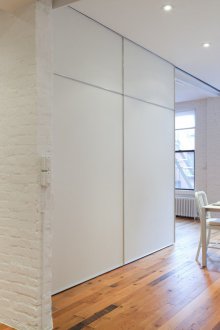 Διαχωριστικό γραφείο ανάμεσα στην κουζίνα και το σαλόνι