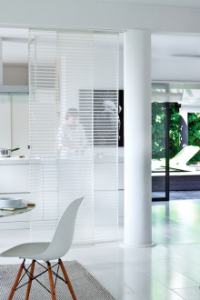 Διαχωρισμός με κουρτίνες μεταξύ της κουζίνας και του καθιστικού