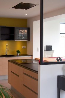 Γυάλινο χώρισμα μεταξύ της κουζίνας και του καθιστικού