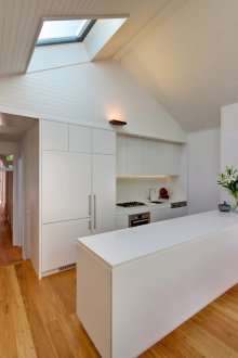 Διαχωριστική μπάρα μεταξύ της κουζίνας και του καθιστικού