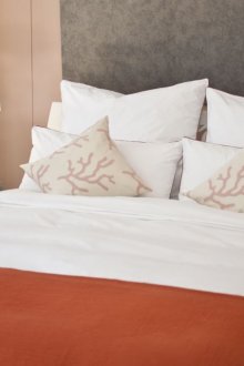 Ξυλόγλυπτο λευκό κεφαλάρι για το κρεβάτι