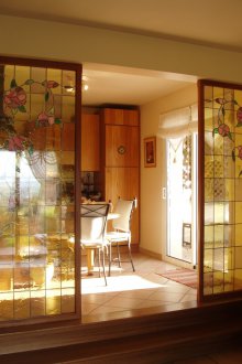 Το χώρισμα μεταξύ της κουζίνας και του σαλόνι είναι βιτρό