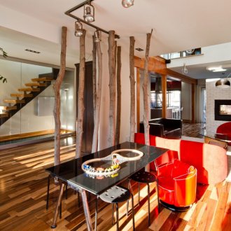 Διαχωρισμός μεταξύ της κουζίνας και του καθιστικού σε εξοχική κατοικία