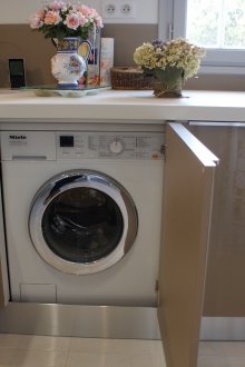 Πλυντήριο ρούχων στην κουζίνα στο ακουστικό