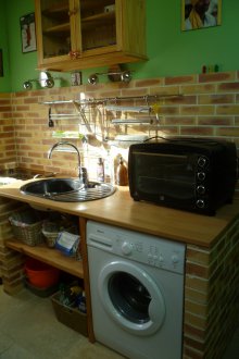 Πλυντήριο στην κουζίνα σε κουτί από τούβλα