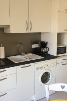 Πλυντήριο στο ντουλάπι της κουζίνας