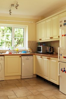 Πλυντήριο στην κουζίνα με έπιπλα