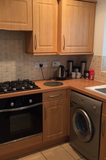 Το πλυντήριο στην κουζίνα είναι γκρι