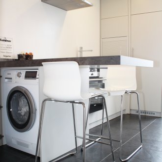 Πλυντήριο ρούχων στην κουζίνα στο μπαρ