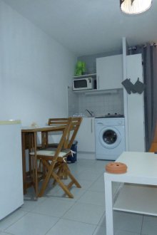 Πλυντήριο στην κουζίνα σε ένα διαμέρισμα στούντιο