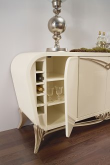 Sideboard sa isang sala ng Art Deco