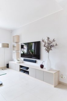 Buffet dans le salon beige