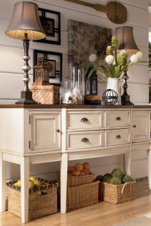 Το σαλόνι στο καθιστικό είναι λευκό χαμηλό