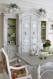 Ντουλάπι στο σαλόνι λευκό στο στυλ του shabby κομψό