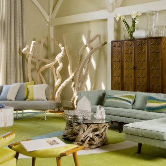 Ντουλάπα στο σαλόνι με διακόσμηση