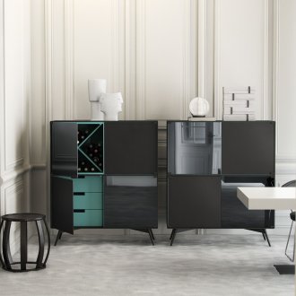 Ντουλάπα στο σαλόνι με γυάλινες πόρτες