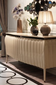 Το μπουφέ στο σαλόνι είναι γυαλιστερό