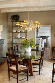 Το ντουλάπι στο καθιστικό είναι βαμμένο