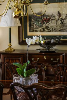 Το ντουλάπι στο σαλόνι έχει λάκα