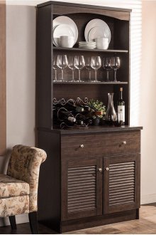 Ντουλάπα στο σαλόνι για πιάτα