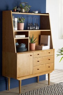 Ντουλάπα στο σαλόνι ρετρό