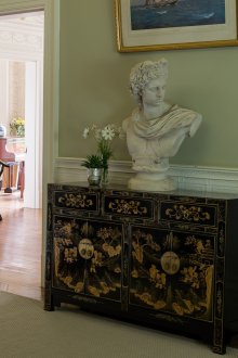 Ντουλάπι στο σαλόνι με ζωγραφική