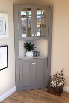 Ντουλάπα στη γωνιά του καθιστικού