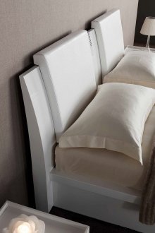 Άνετα ψευδείς κεφαλές στο κεφάλι του κρεβατιού