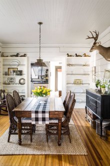 Το ντουλάπι στο καθιστικό είναι μαύρο σκαλιστό