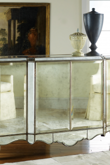 Το ντουλάπι στο σαλόνι είναι καθρέφτης