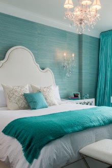 Λευκό σγουρό κεφαλάρι για ένα μεγάλο κρεβάτι