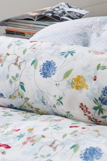 Μαξιλάρι μαξιλαριού στο κρεβάτι