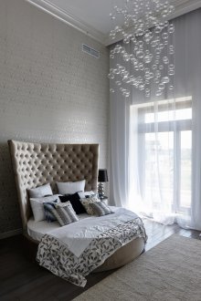 Υψηλή φανταχτερό κεφαλάρι για ένα στρογγυλό κρεβάτι