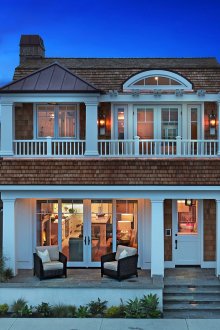 Στέγη του σπιτιού με σοφίτα και αψιδωτό παράθυρο.