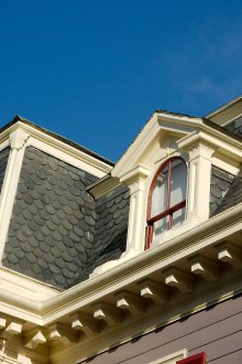 Οροφή με σοφίτα και διακόσμηση