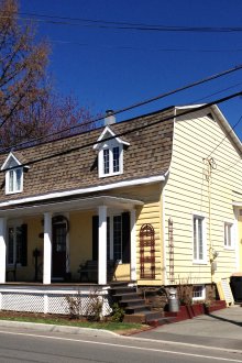 Η στέγη είναι σγουρή με σοφίτα