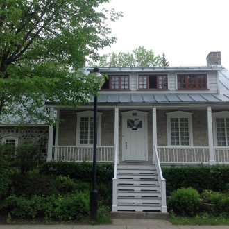 Στέγη με σοφίτα και μικρά παράθυρα.