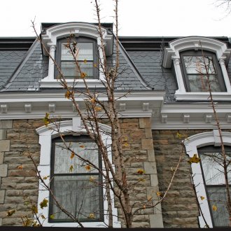 Οροφή με σοφίτα και παράθυρα.