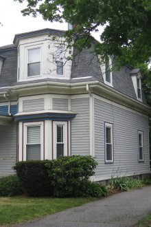 Η οροφή με τη σοφίτα είναι γκρι