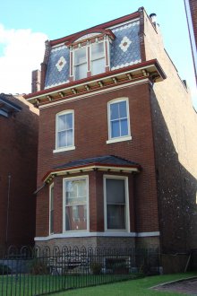 Οροφή με σοφίτα και μοτίβο κεραμιδιών